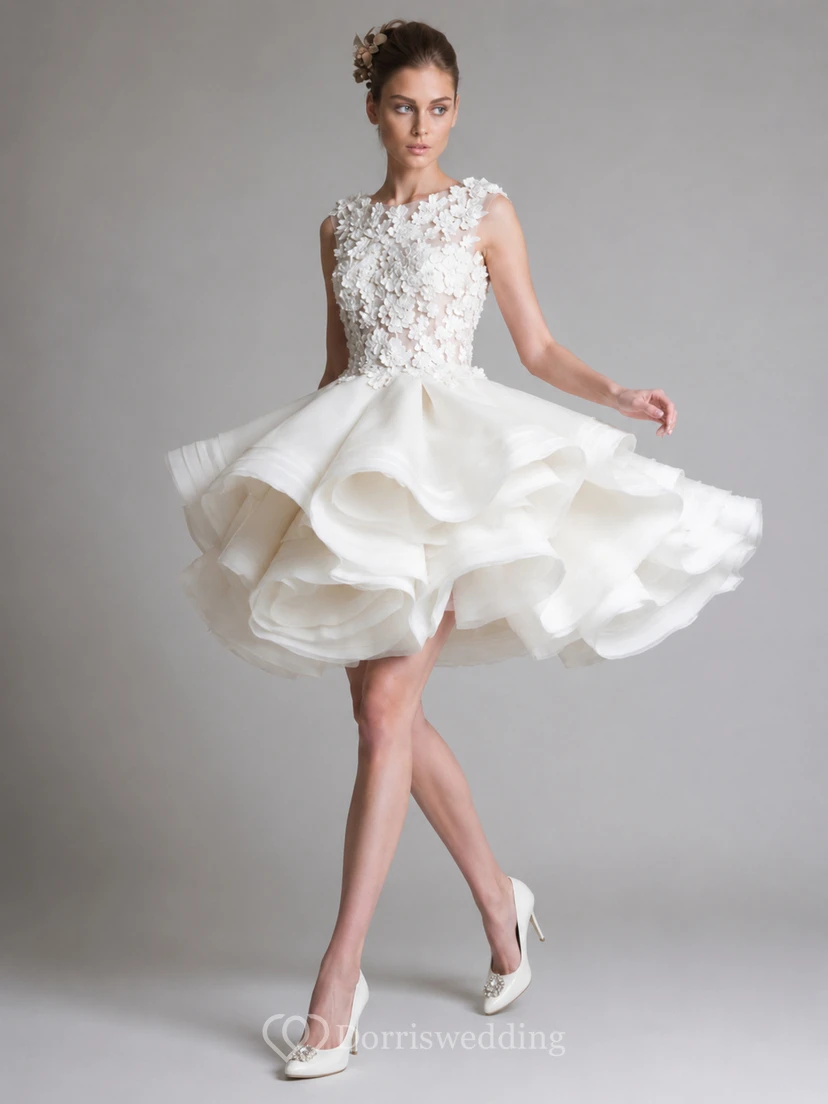 Robe de mariée ivoire à col rond et application florale asymétrique view 8