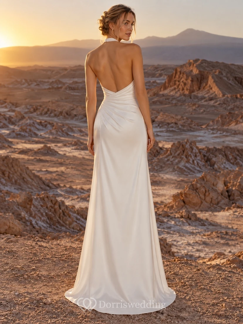 Vestido de novia sencillo de satén con escote halter tipo drapeado y corpiño fruncido lateral. view 2