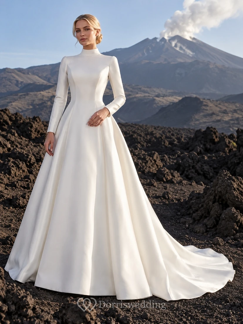 Vestido de novia sencillo, modesto, de corte A, de satén, con cuello alto, manga larga y cola.