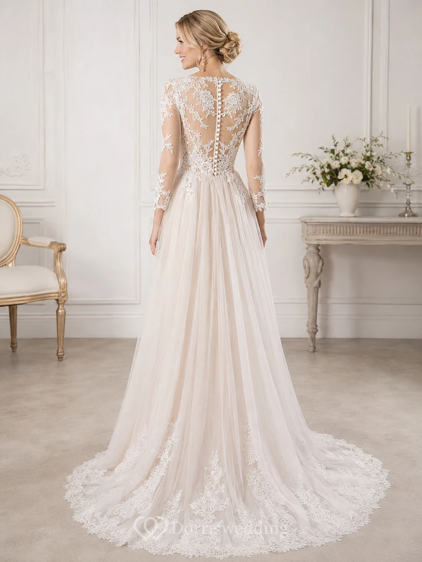 Robe de mariée vintage plissée en tulle, coupe trapèze, col en V, manches longues illusion, dentelle appliquée, tulle et dentelle, robe de mariée trapèze à manches longues plissée. view 3