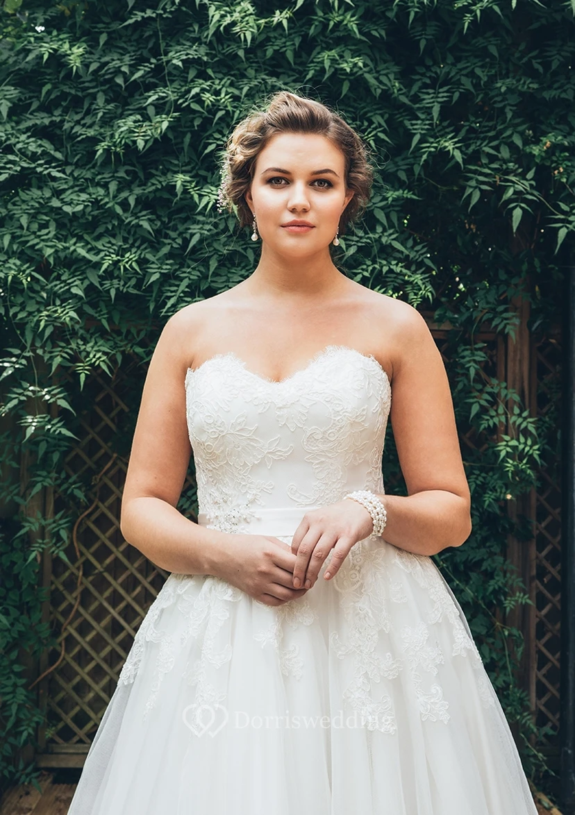 A-Line Floor-Length Sweetheart Sleeveless Tulle Court Train Appliques Dress view 2