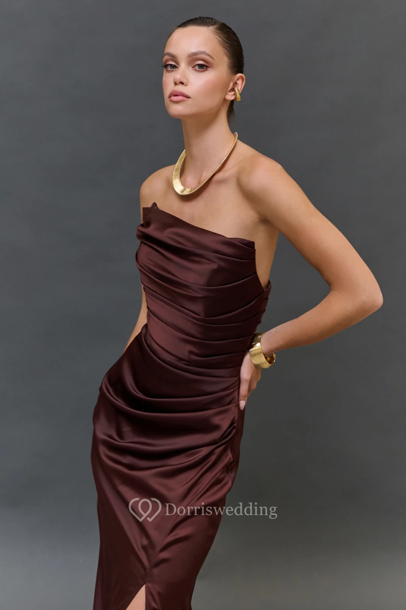 Trägerloses Etuikleid mit Raffungen vorne und bodenlangem Schlitz view 2