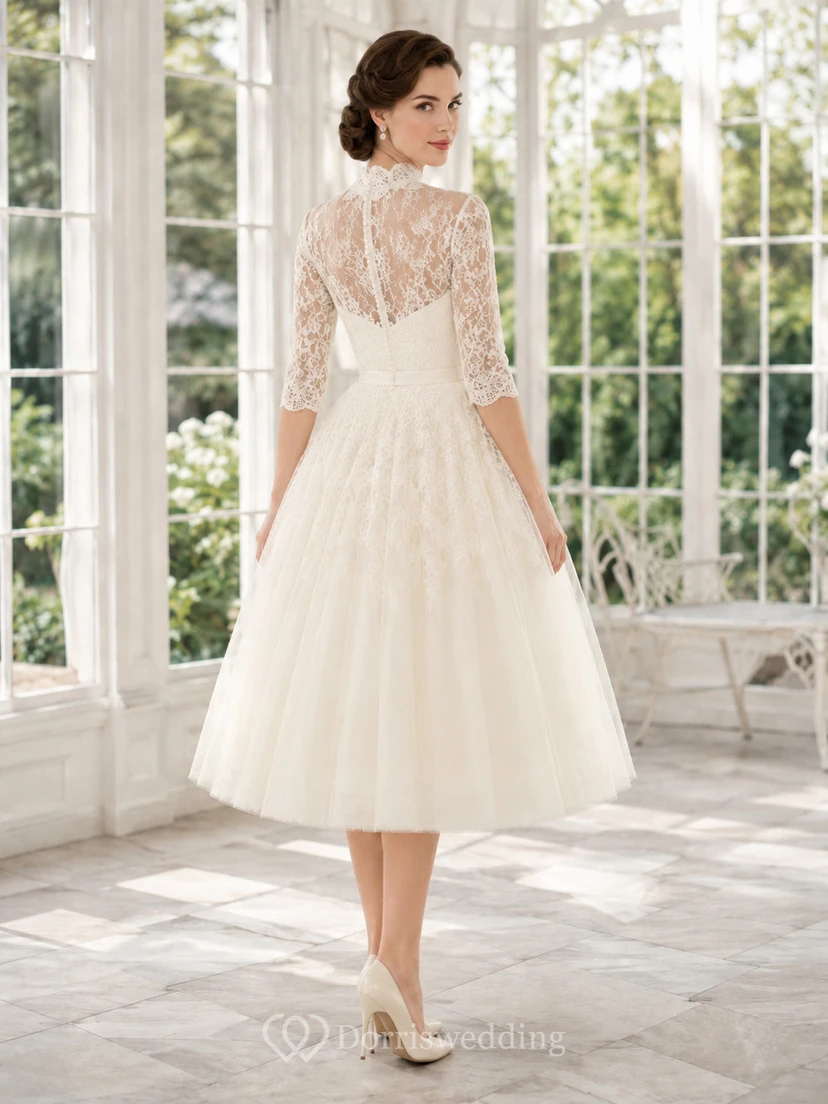 Robe de mariée des années 1950, style modeste, col montant, manches trois-quarts en dentelle illusion, coupe trapèze, longueur thé, en tulle. view 2
