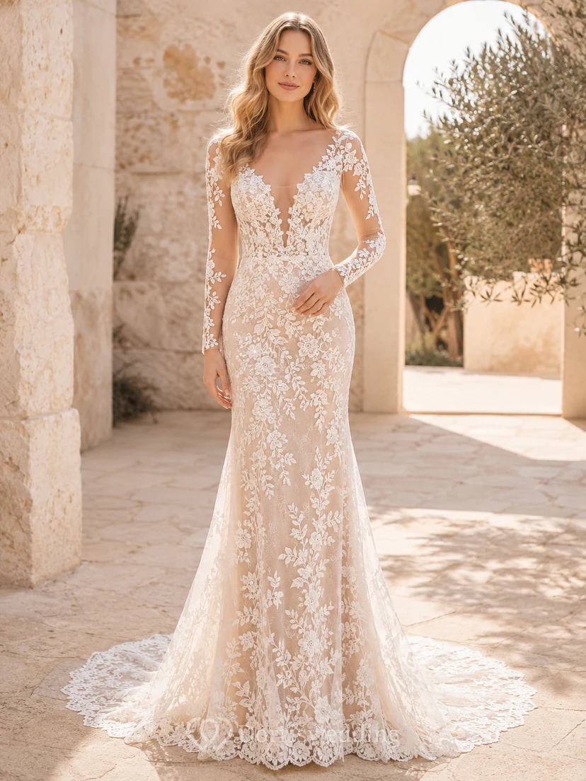 Robe de mariée sirène à manches longues et décolleté plongeant en dentelle spectaculaire, ornée d'appliques et d'un motif à traîne chapelle, idéale pour un mariage champêtre. Décolleté en V profond et manches longues.