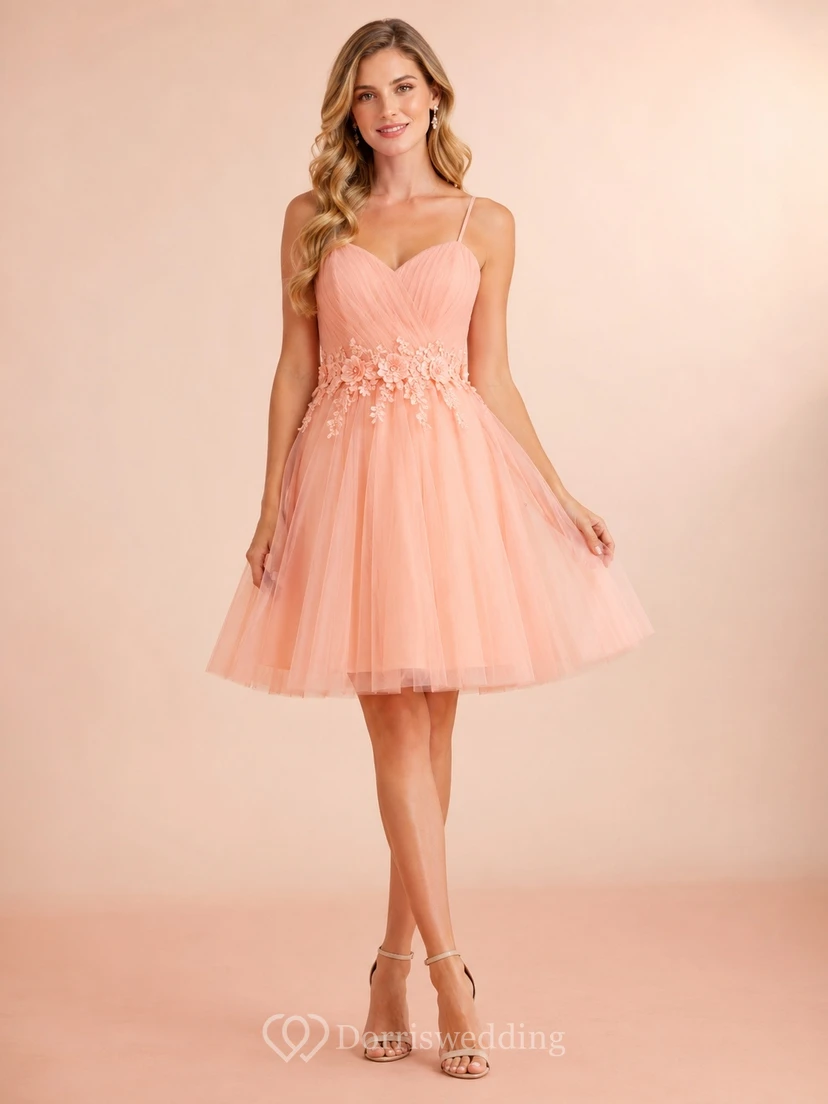 Pfirsichfarbenes Tüllkleid mit floraler Taille und weichem Tellerrock, verziert mit einer dreidimensionalen floralen Taille