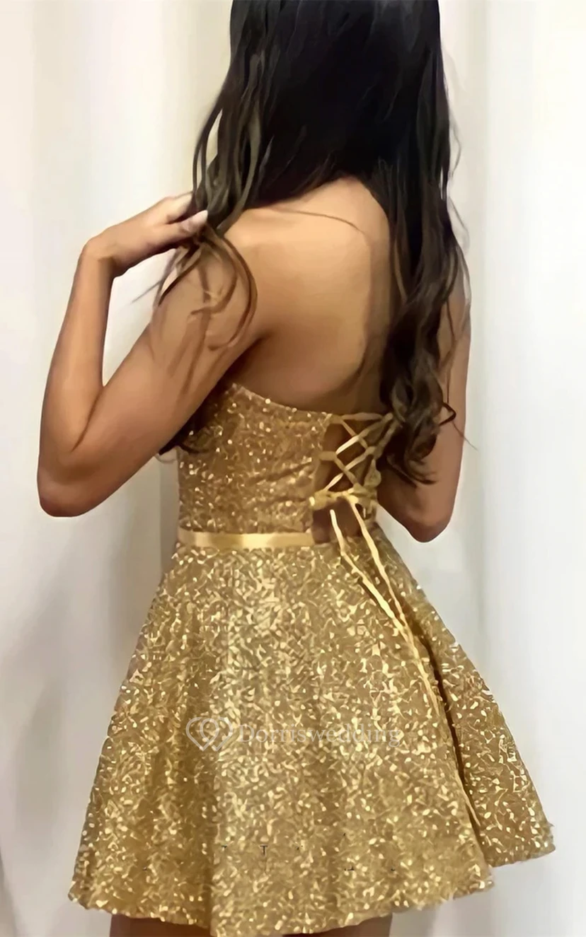 Robe cocktail moderne mini sans manches à sequins et laçage ouvert view 2
