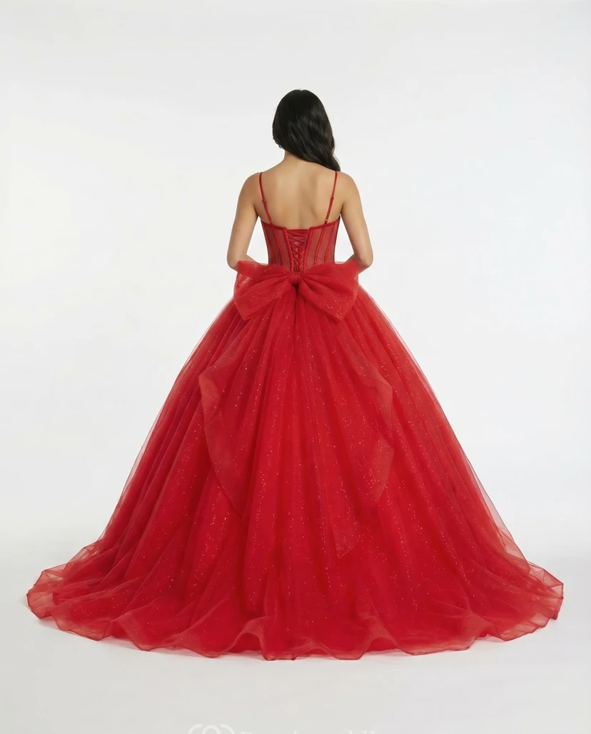 Vestido de quinceañera rojo con tirantes finos y corpiño de corsé de tul brillante. view 2