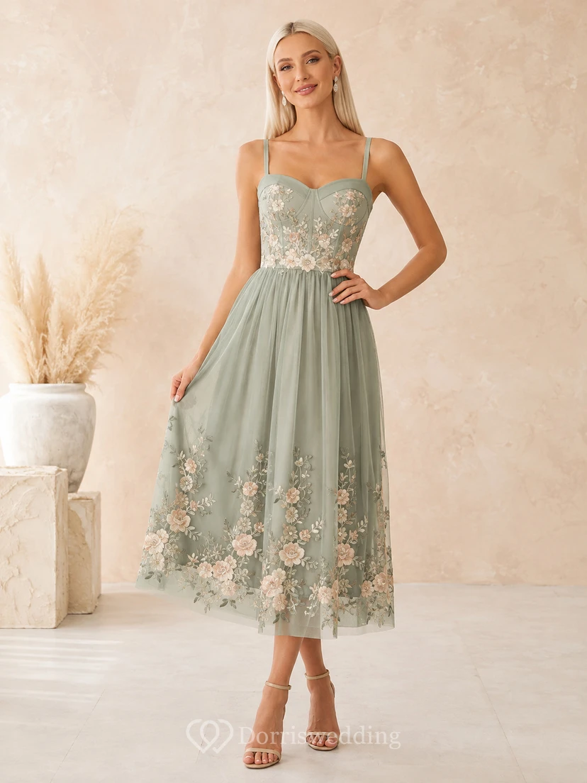 Robe romantique à bretelles spaghetti et broderies florales en tulle, coupe trapèze, longueur thé, couleur céladon.