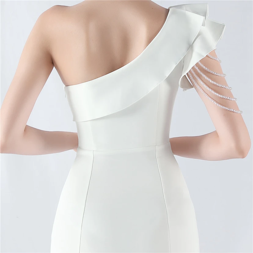 Vestido de noche asimétrico de satén con escote alto y cuello oblicuo, adornado con cuentas. view 68