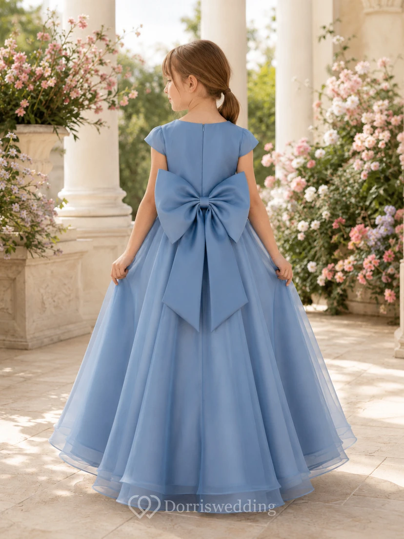 Robe de demoiselle d'honneur bleu acier en tulle, coupe trapèze, manches courtes, longueur thé, ornée d'un nœud, style jardin. view 2