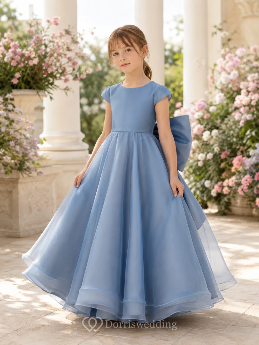 Robe de demoiselle d'honneur bleu acier en tulle, coupe trapèze, manches courtes, longueur thé, ornée d'un nœud, style jardin.