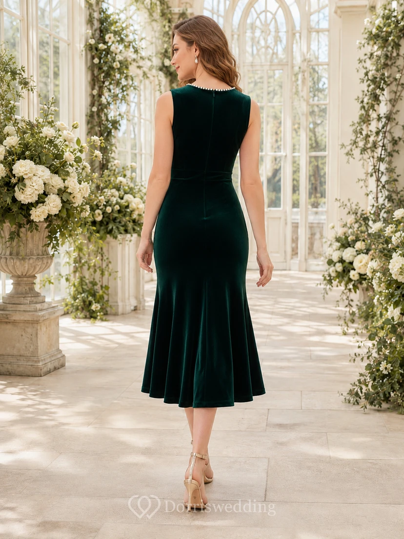 Vestido midi de terciopelo verde oscuro con cuello alto de perlas y corte sirena. view 2