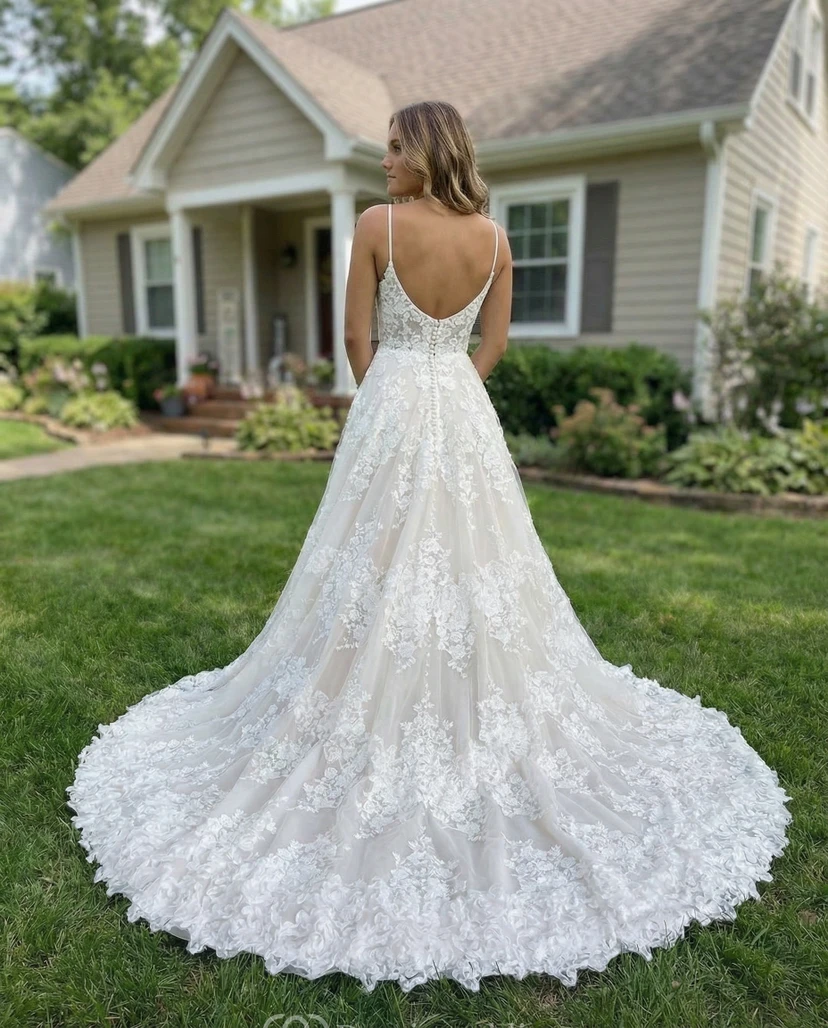 Hochgeschlitztes, florales Spitzenbrautkleid mit Spaghettiträgern, A-Linien-Schnitt und langer Schleppe view 2