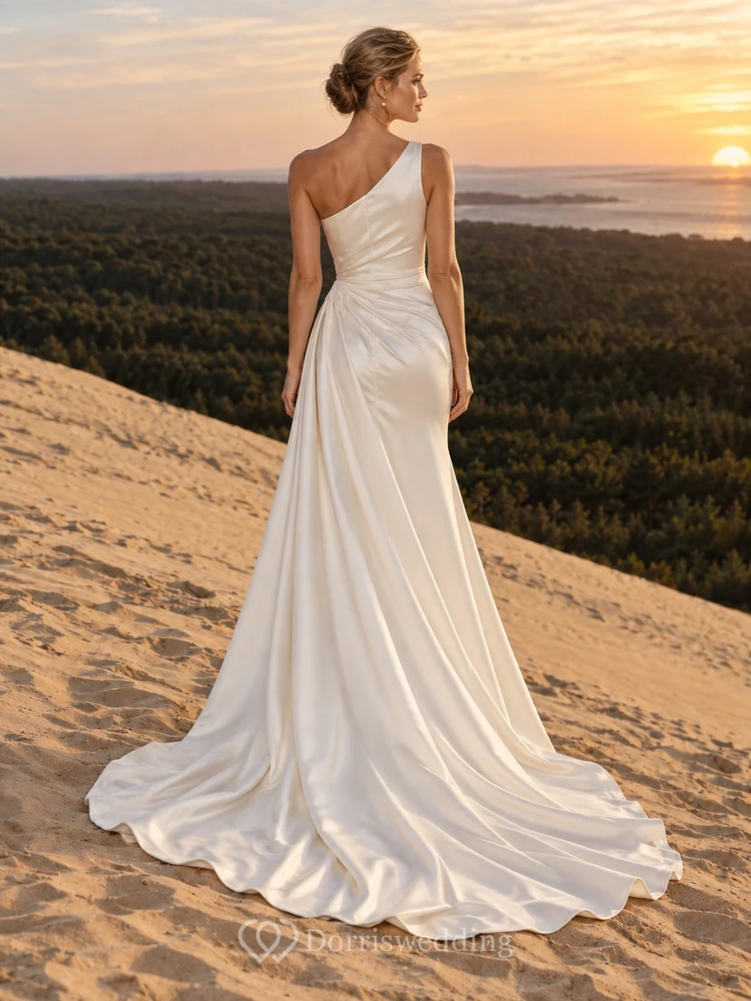 Sencillo vestido de novia de satén de un solo hombro, corte sirena, drapeado lateral y cola larga hasta el suelo. view 2