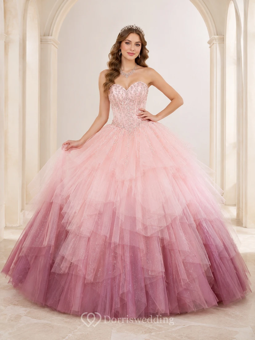 Robe de bal de princesse pour quinceañera, rose poudré et mauve ombré, sans bretelles, en tulle superposé.