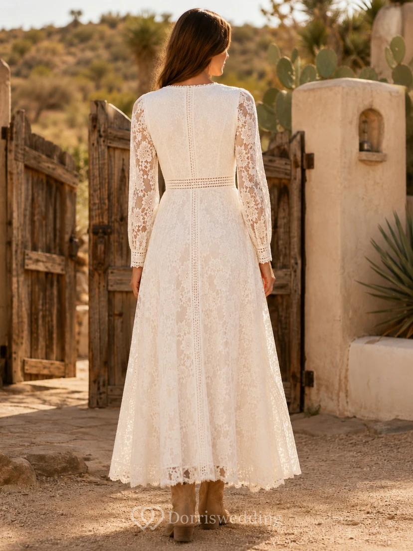 Vestido bohemio blanco de manga larga con escote en V y encaje, corte en A, largo hasta los tobillos. view 2