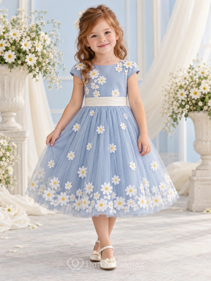 Teelanges, blaues, geblümtes Sommerkleid in A-Linie aus Tüll mit kurzen Ärmeln und Bordüre für Blumenmädchen