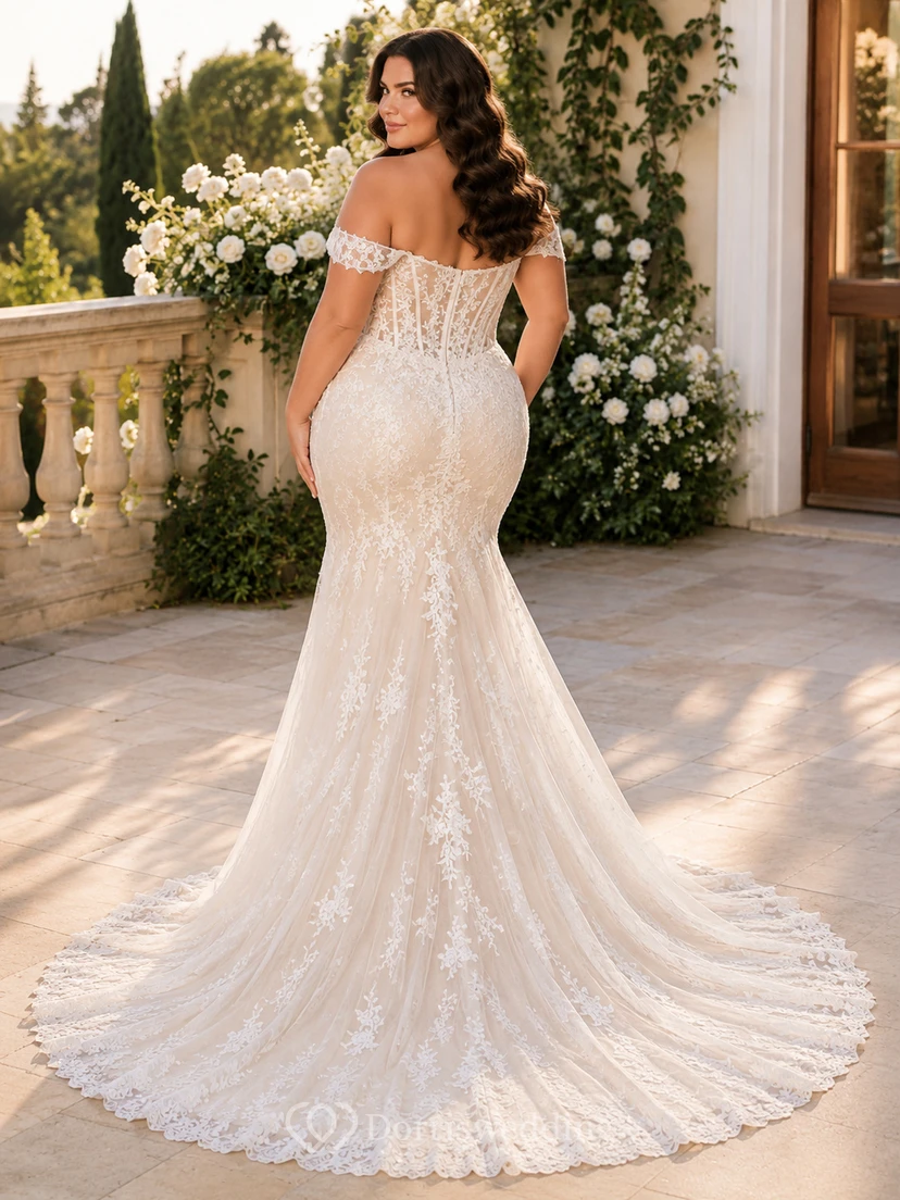 Robe de mariée sirène en dentelle et tulle, épaules dénudées, traîne et fente view 2