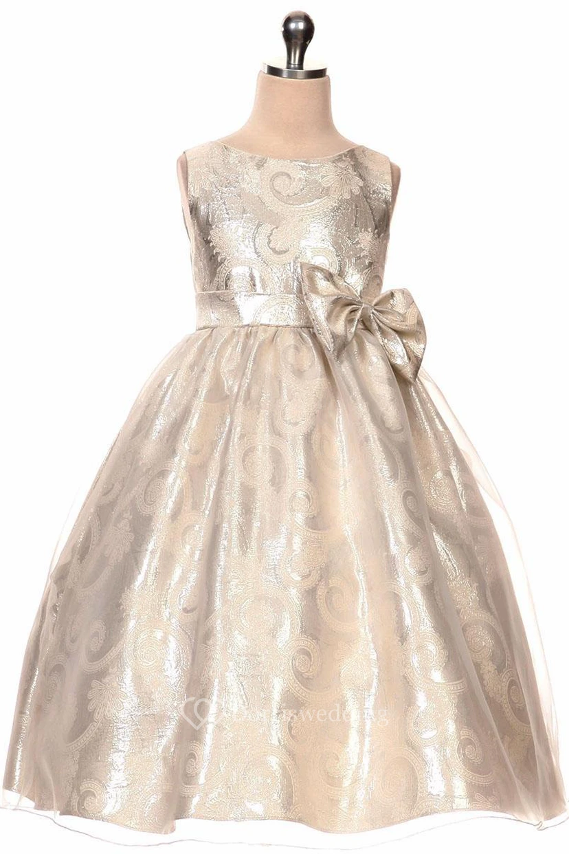 Robe de demoiselle d'honneur mi-longue à volants et nœud papillon, ornée de sequins et d'organza, avec ceinture.