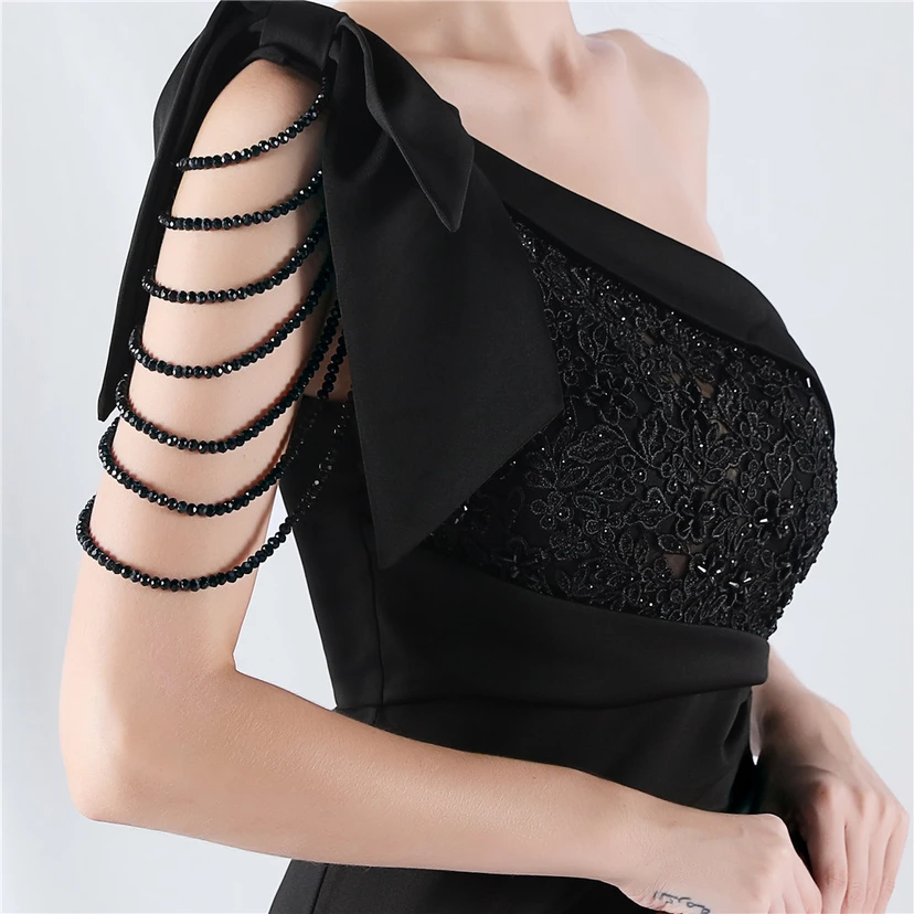 Vestido de noche de satén de alta gama con encaje de diamantes y diseño artesanal. view 29