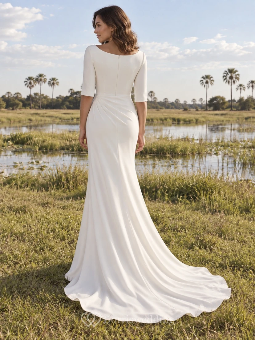 Vestido de novia sencillo y discreto de satén con escote barco, mangas cortas y cintura drapeada. view 2