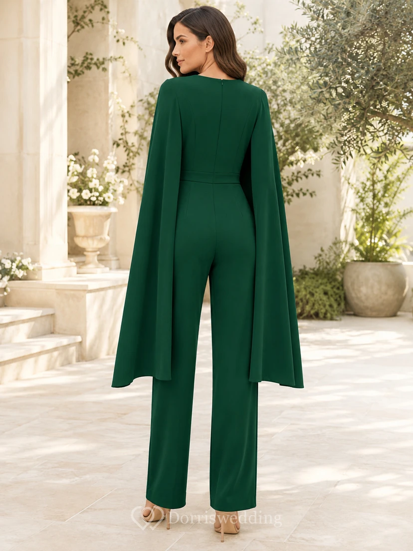 Combinaison pantalon d'invitée vert foncé à col en V et cape drapée view 2