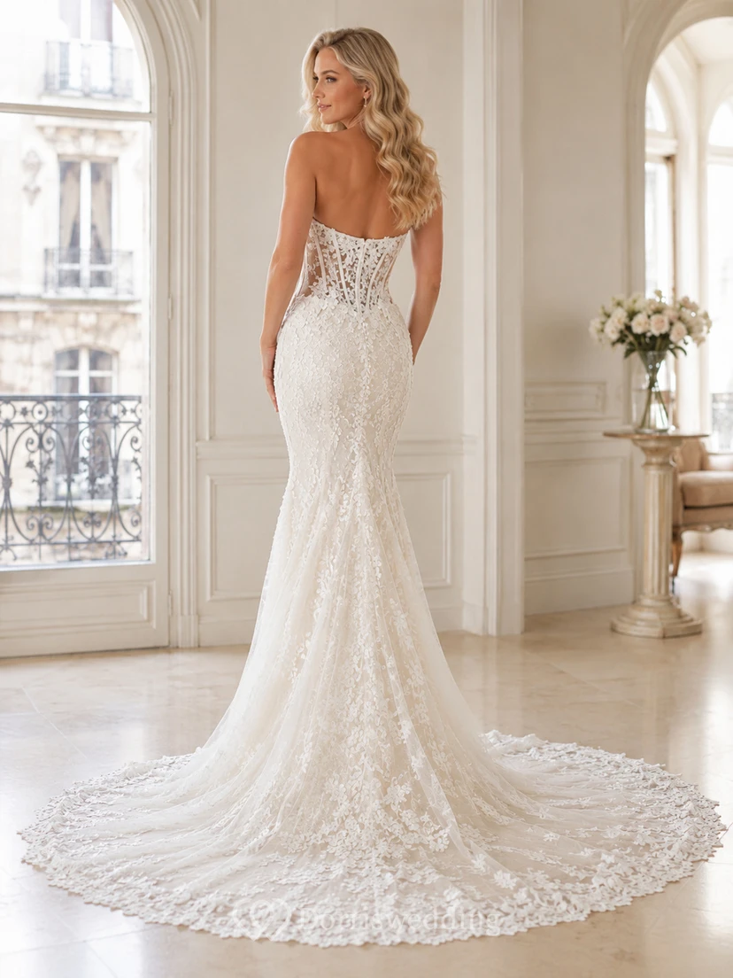 Robe de mariée sirène fluide en dentelle, bustier cœur, sans manches, traîne chapelle, ornée d'appliqués floraux. view 2