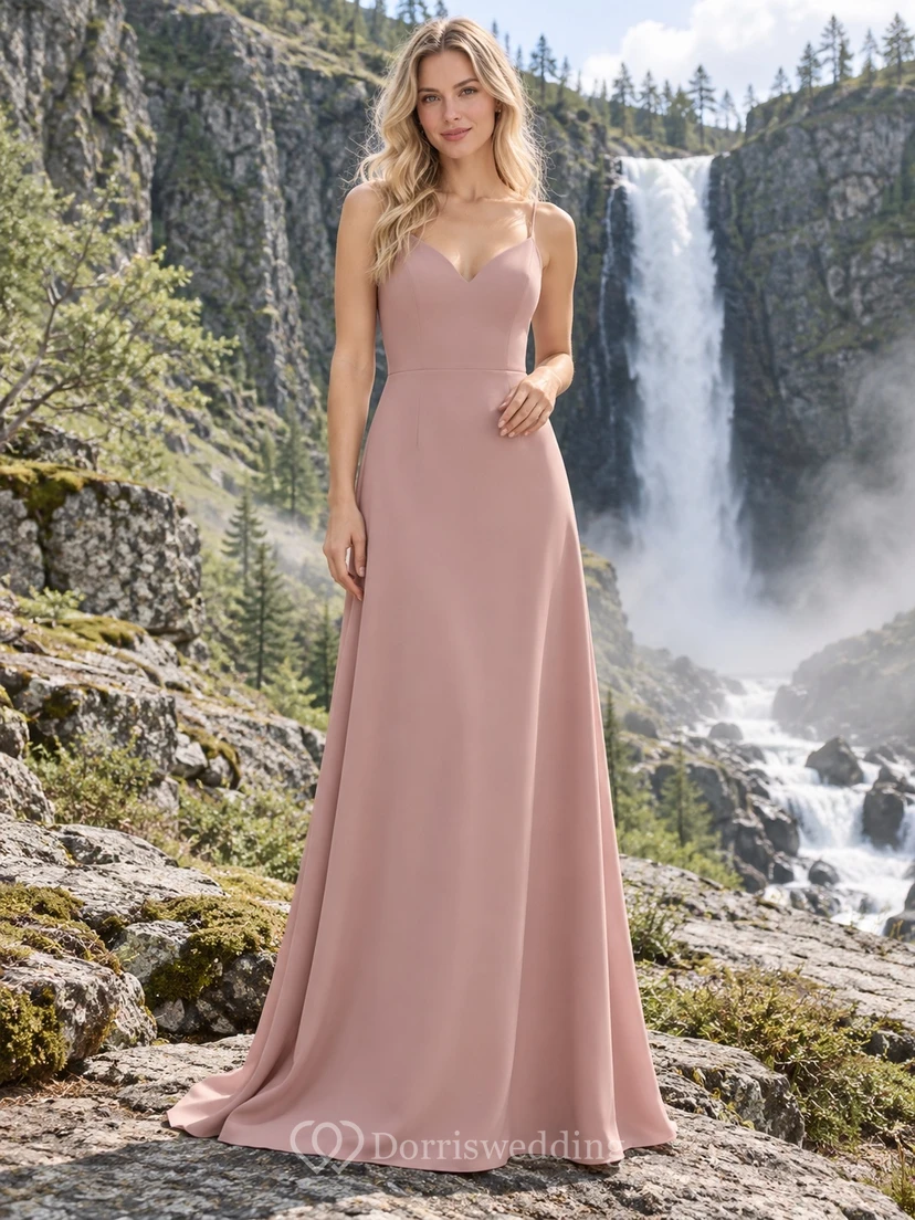 Sencillo vestido de novia de corte A en crepé color rosa empolvado con escote corazón y tirantes finos.