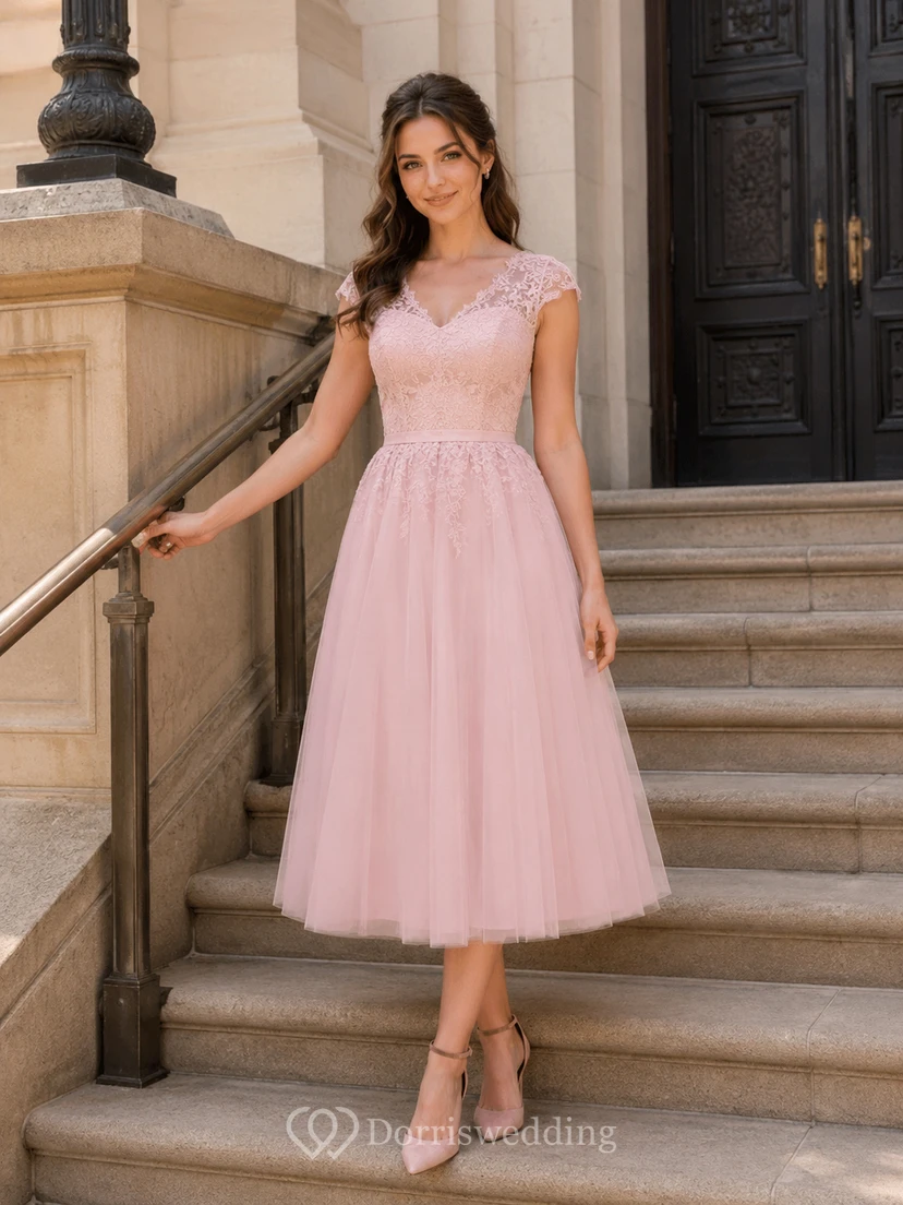 Vestido de novia midi de tul rosa suave con mangas cortas y encaje, estilo juzgado.