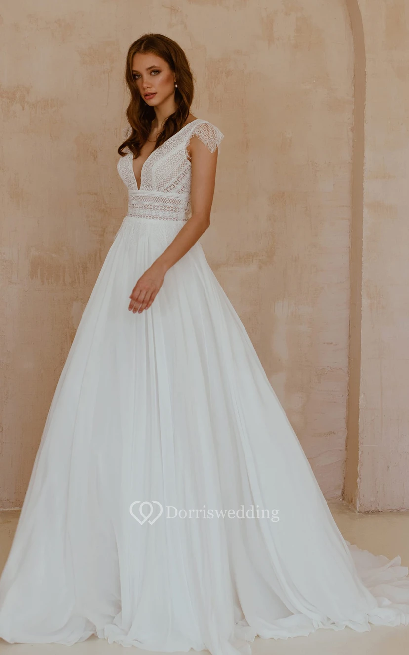 Robe de mariée bohème en mousseline de soie et dentelle, col en V, coupe trapèze, manches courtes, longueur au sol et traîne. view 4