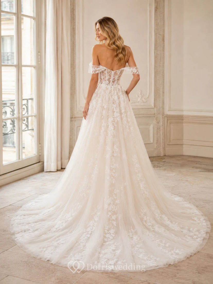 Robe de mariée romantique en dentelle et tulle, décolleté cœur, épaules dénudées, manches courtes, coupe trapèze, traîne chapelle, applications florales, style jardin view 2