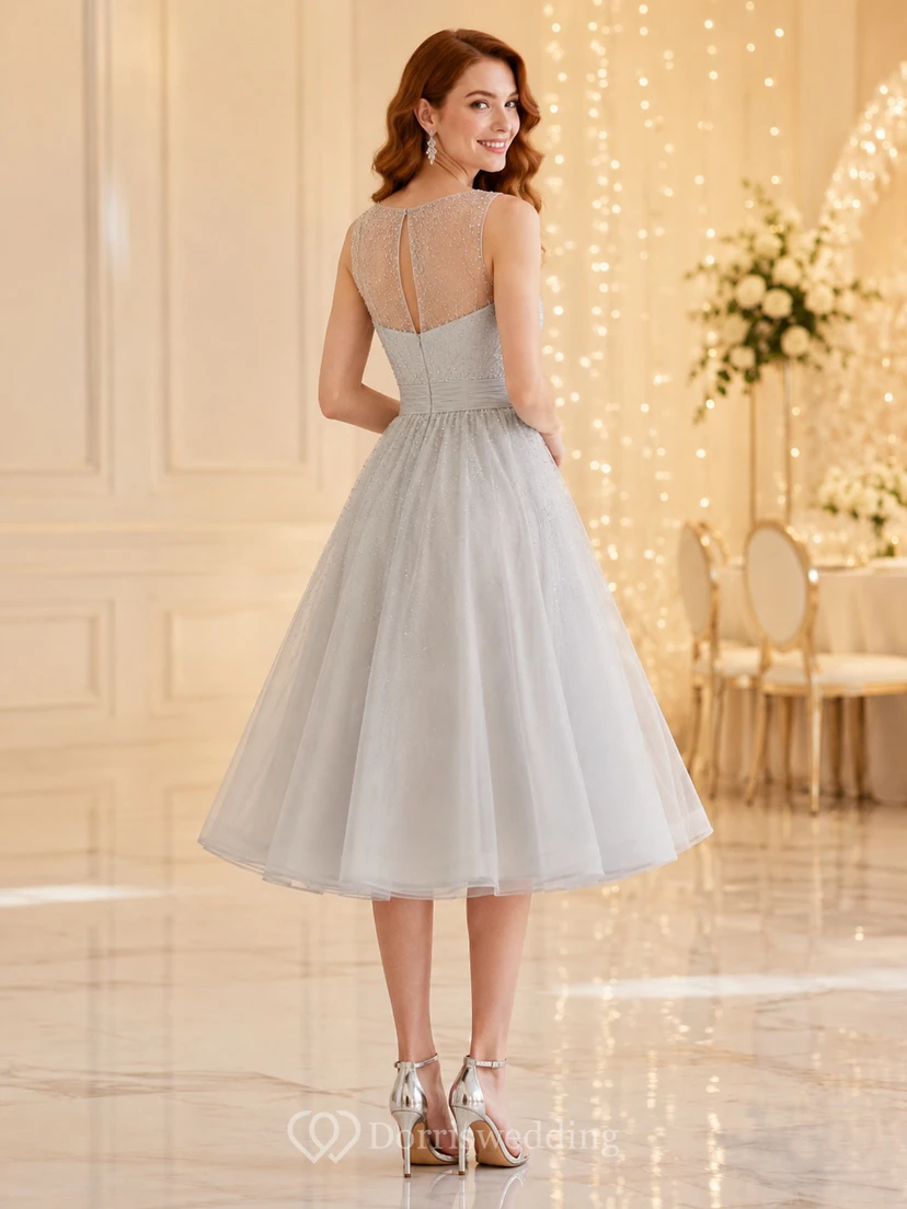 Robe de mariée romantique en tulle gris argenté sans bretelles, longueur thé, coupe trapèze view 2