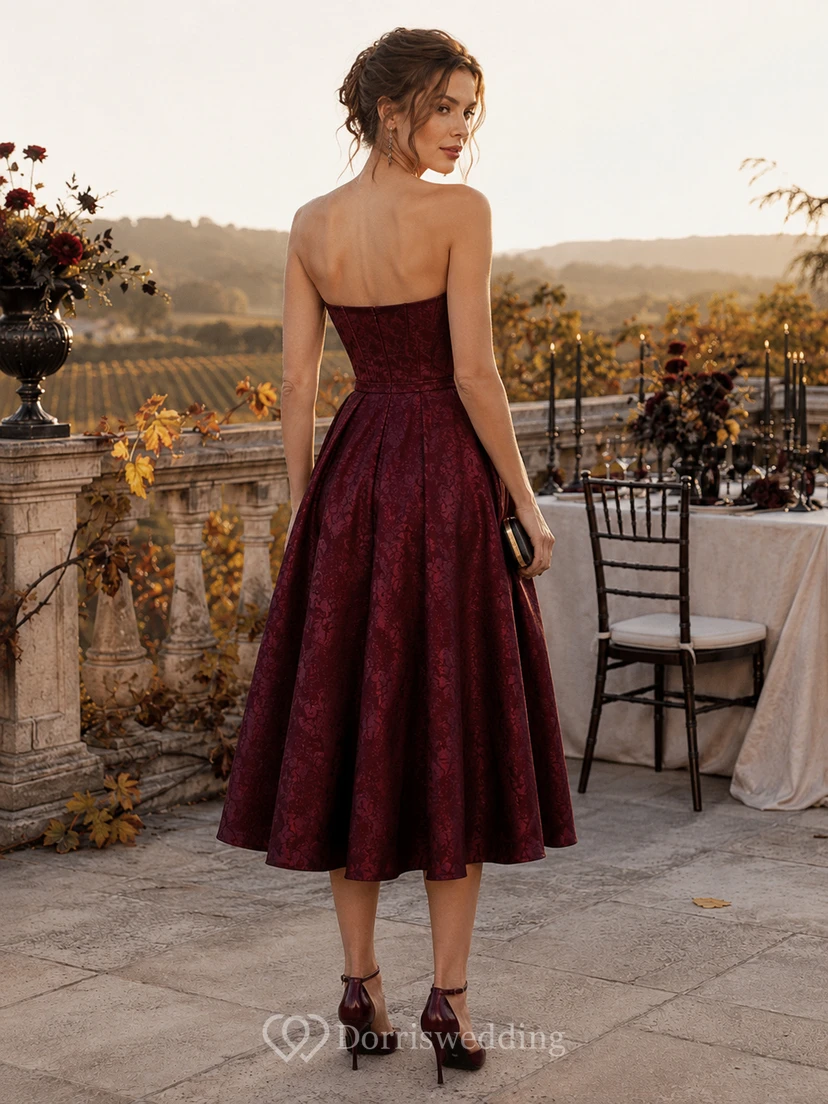 Robe d'invitée bordeaux bustier à imprimé jacquard floral en forme de cœur, longueur thé view 2