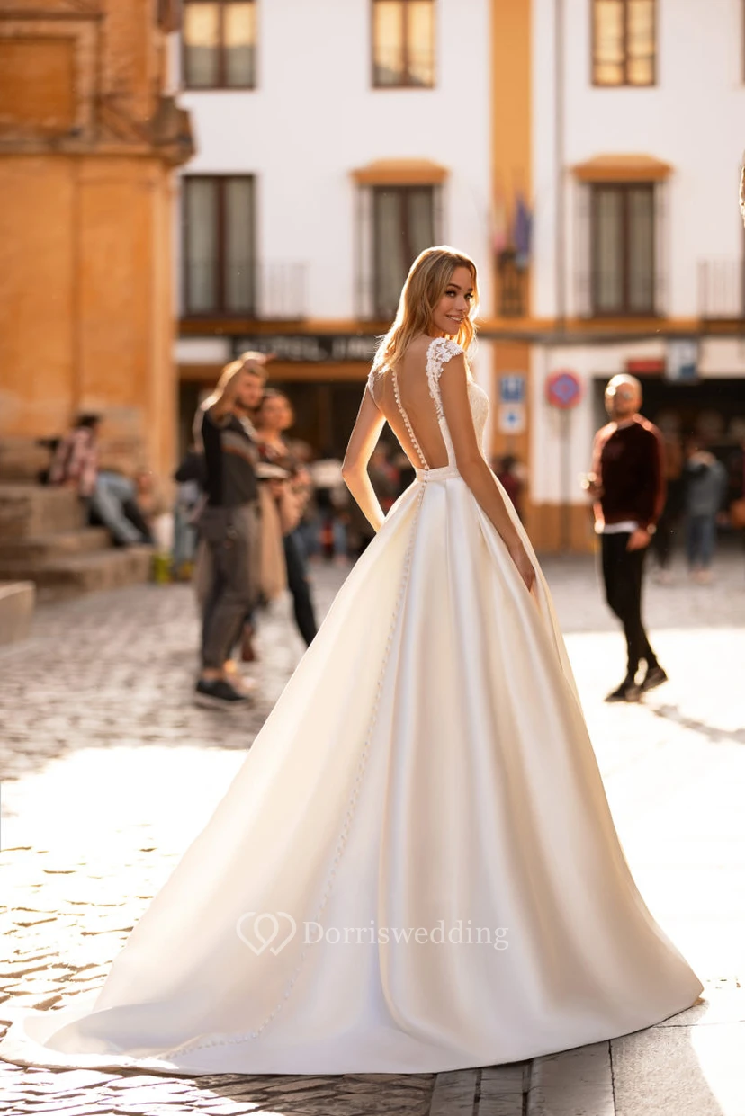 Vestido de novia elegante de satén corte imperio con corpiño de encaje. view 2