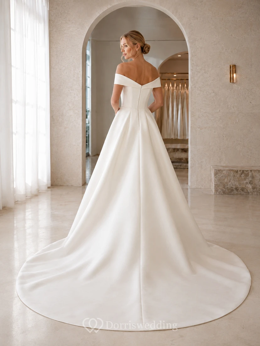 Robe de mariée de style chapelle, minimaliste, en satin plissé et à épaules dénudées view 2