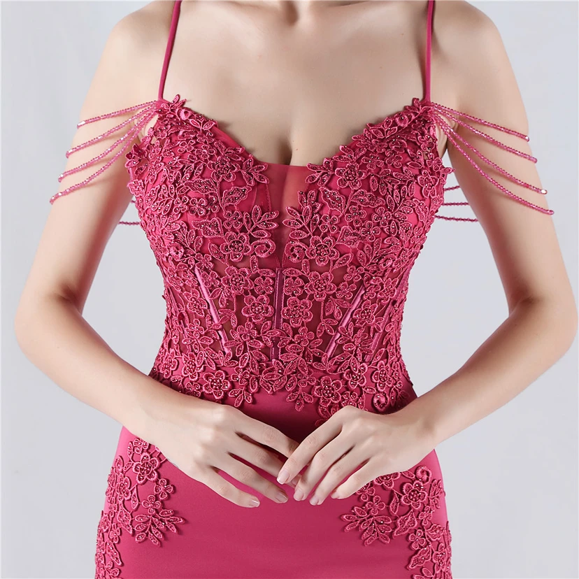 Robe de soirée à col montant en dentelle et perles, ornée d'un gilet à chevrons et d'un haut en dentelle. view 38