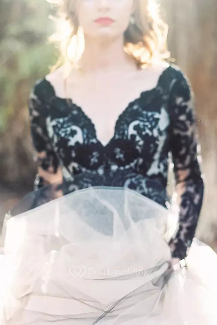 Robe de mariée vintage en tulle et dentelle, coupe trapèze, col en V, manches longues et dos nu en forme de goutte d'eau. view 3