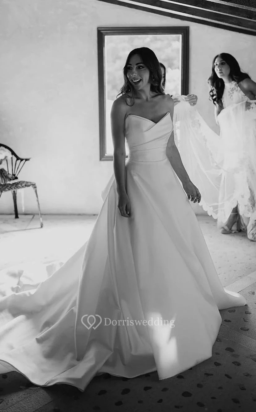 Schlichtes, einfarbiges Brautkleid aus Satin mit herzförmigem Ausschnitt, seitlicher Drapierung und A-Linien-Schnitt view 5