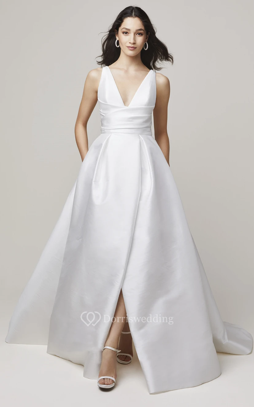 Robe de mariée moderne en satin, coupe trapèze, col en V et fente sur le devant