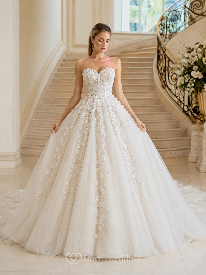 Trägerloses Ballkleid mit Herzausschnitt, floraler Spitze und Prinzessinnen-Schleppe