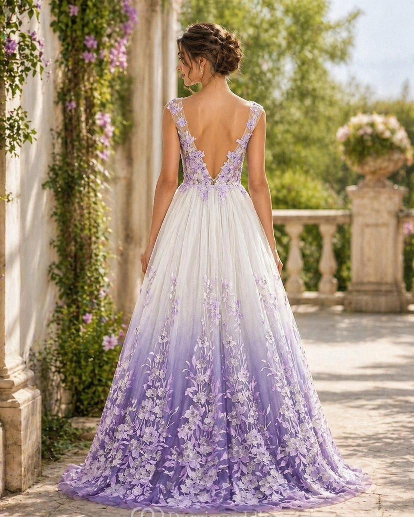Robe de bal violette sans manches à col V et coupe empire florale, ornée d'appliqués. Col V et coupe trapèze. view 2