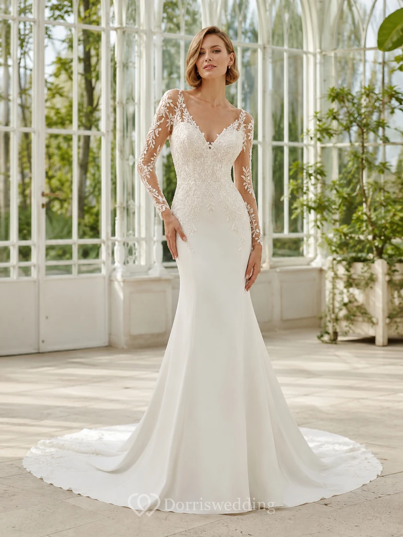 Robe de mariée sirène de luxe en satin fleuri à col en V, manches longues et col en V, avec traîne courte.