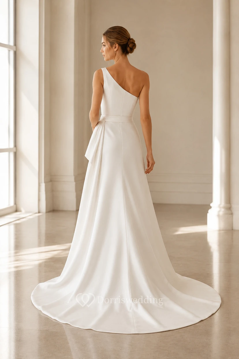 Robe de mariée fourreau en satin asymétrique avec drapé latéral view 2