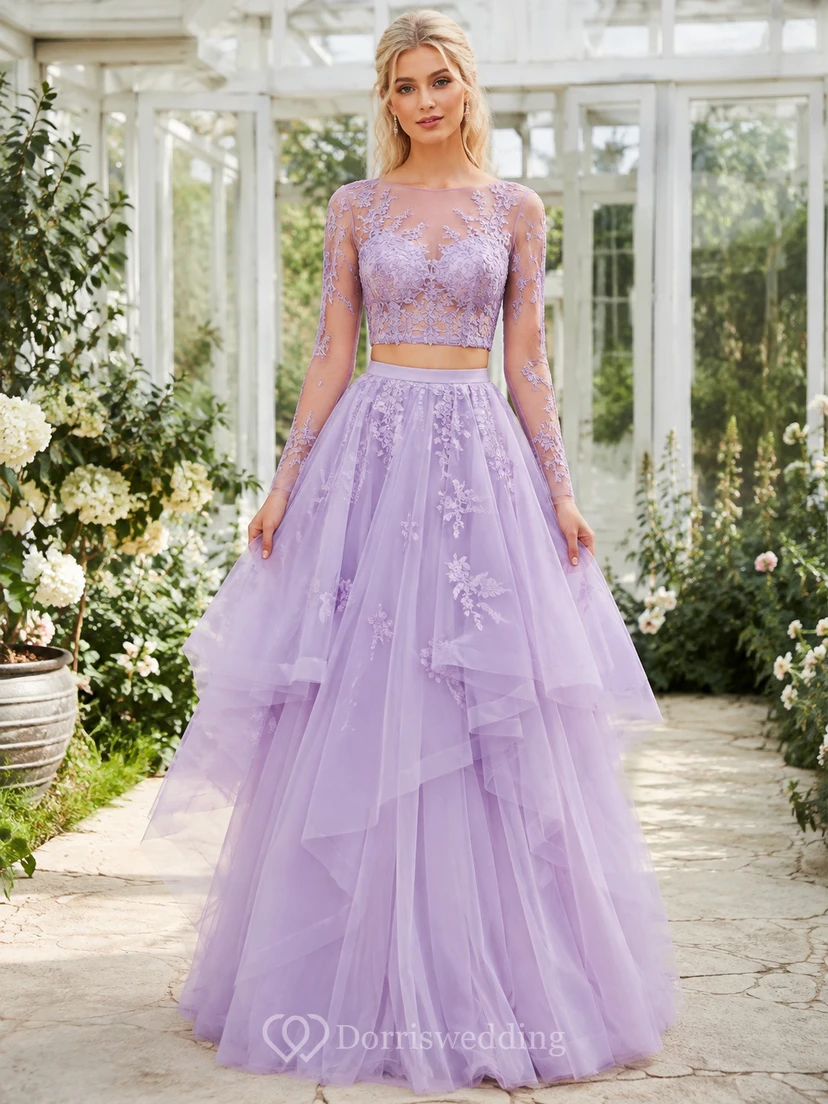 Vestido de fiesta romántico de dos piezas color lavanda con escote barco, mangas largas, encaje floral y tul, con volantes y largo hasta el suelo.