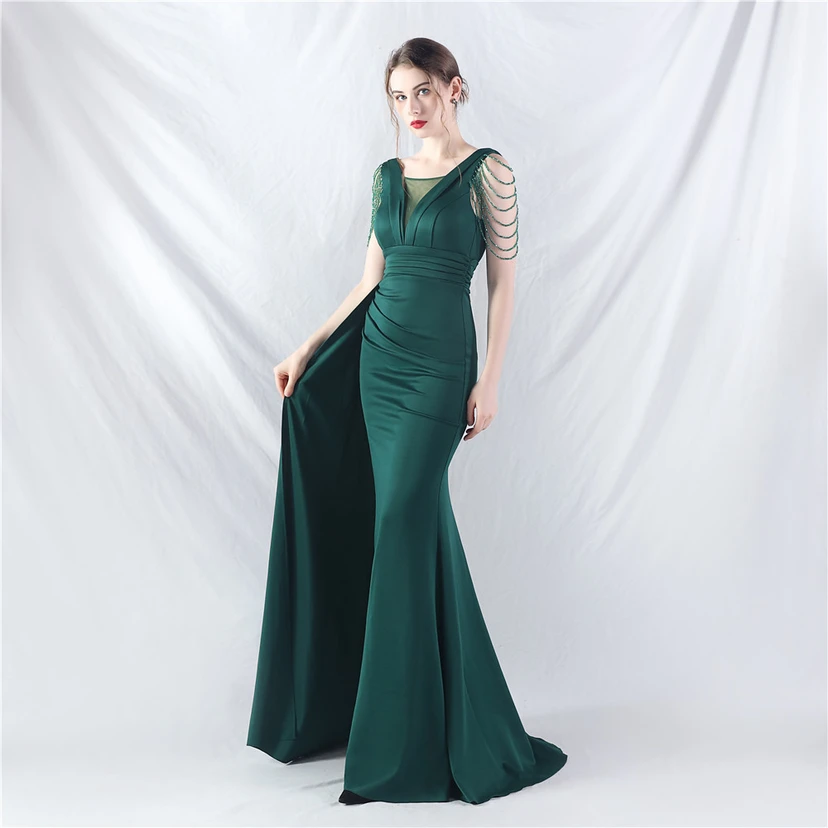 Ein Abendkleid aus insgesamt 8 Farben, gefertigt mit aufwendiger Satinfalttechnik und Perlenstickerei. view 31