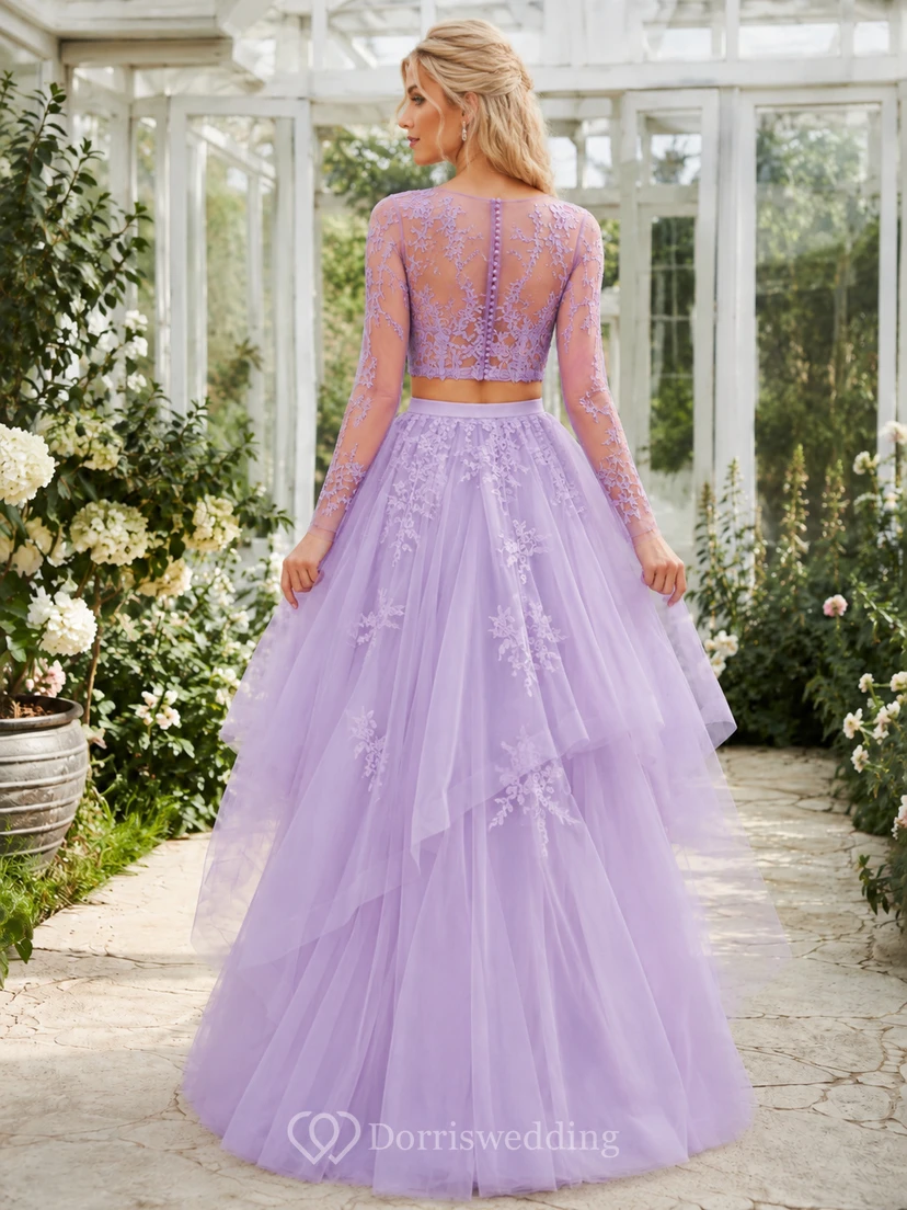 Vestido de fiesta romántico de dos piezas color lavanda con escote barco, mangas largas, encaje floral y tul, con volantes y largo hasta el suelo. view 2