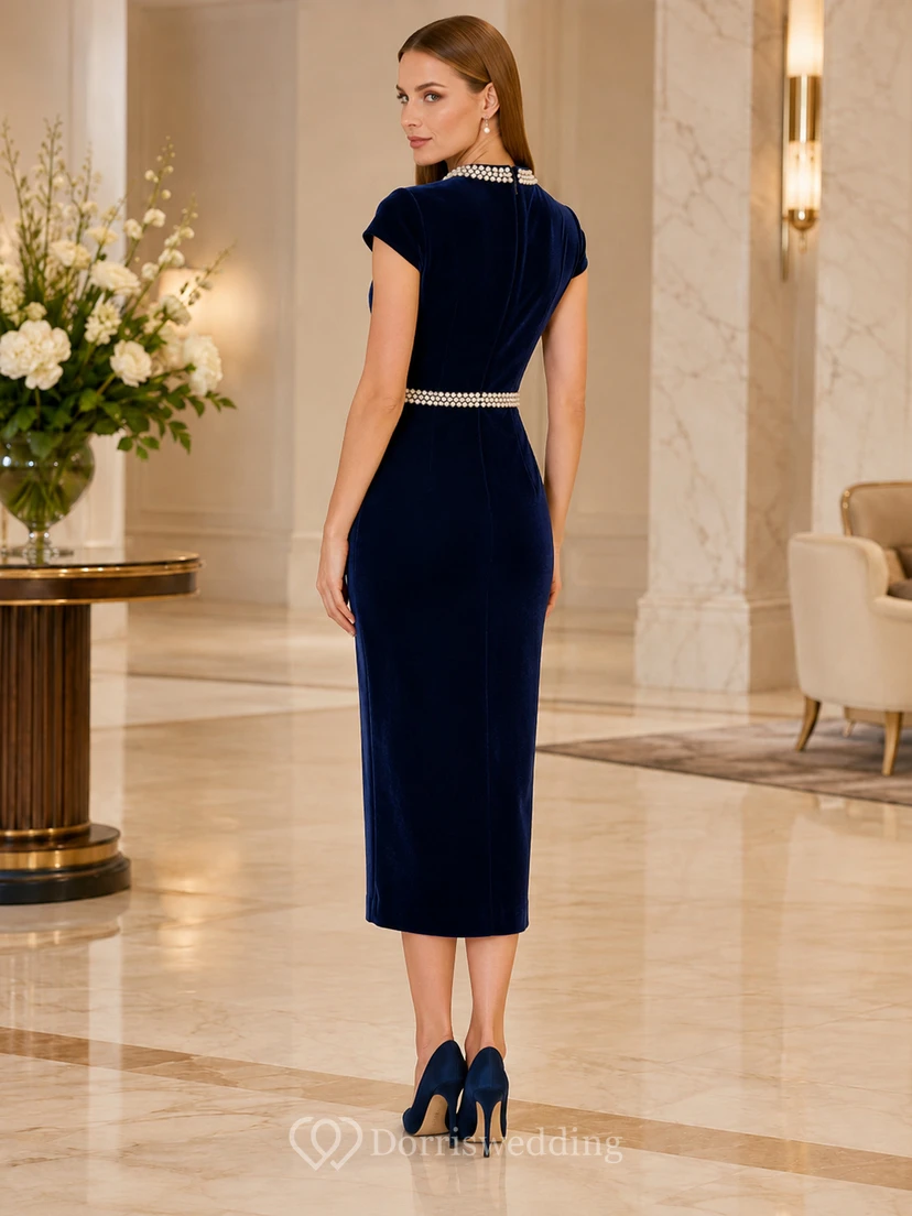 Vestido de cóctel de terciopelo perlado azul marino oscuro con cuello alto, ideal para invitadas. view 2