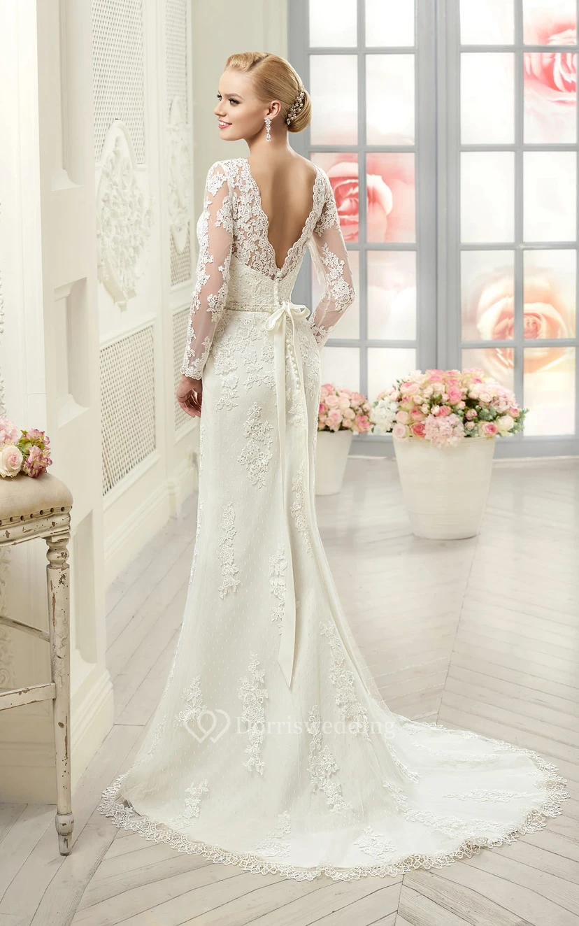 Vestido largo ajustado de encaje con escote barco, manga larga, espalda en V profunda, apliques y joyas en la cintura. view 3