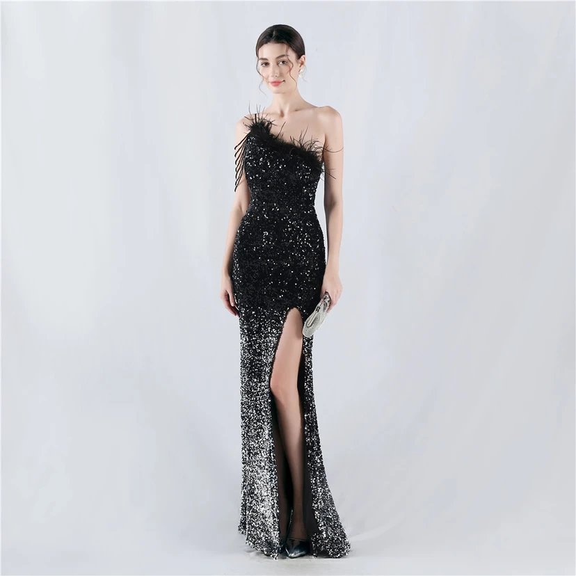 Robe de soirée longue à une épaule, ornée de plumes d'autruche, de perles et de sequins, avec col asymétrique et fente haute. view 25