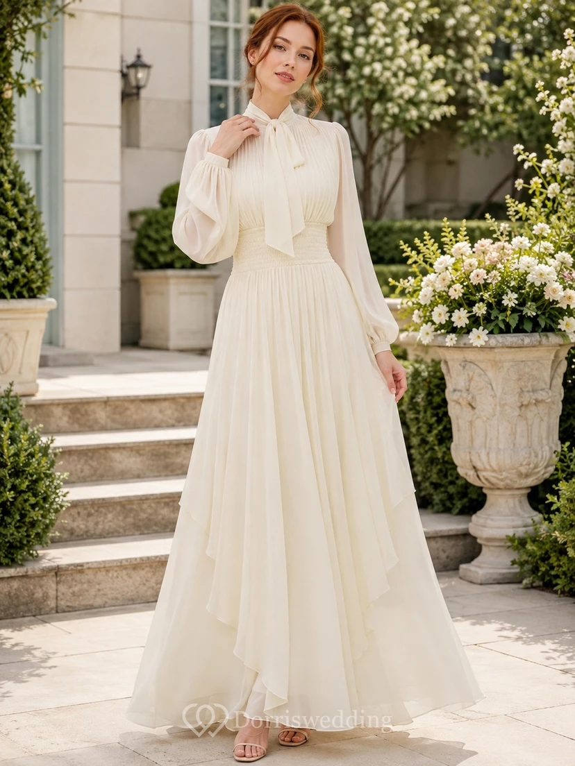 Romantisches champagnerfarbenes Chiffonkleid mit hohem Kragen, langen Ärmeln und Schleife, bodenlang